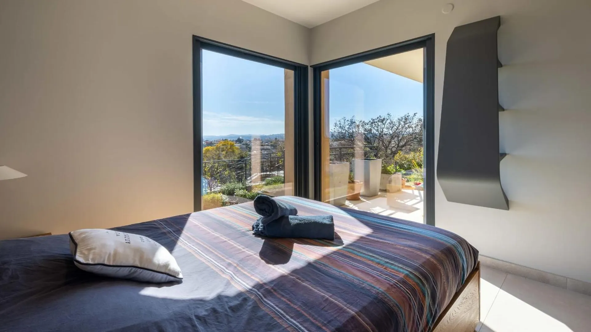 06Bk - Superb Contemporary Sea-View Villa Cagnes-sur-Mer